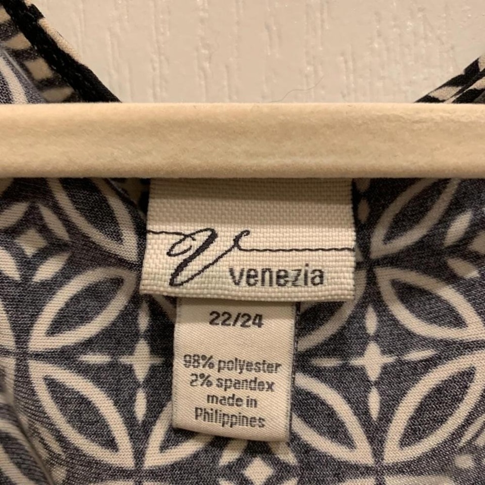 Venezia Black and Tan Designs Knit Shirt V Neck Tie in the Back Sz 22/24 - Picture 2 of 4